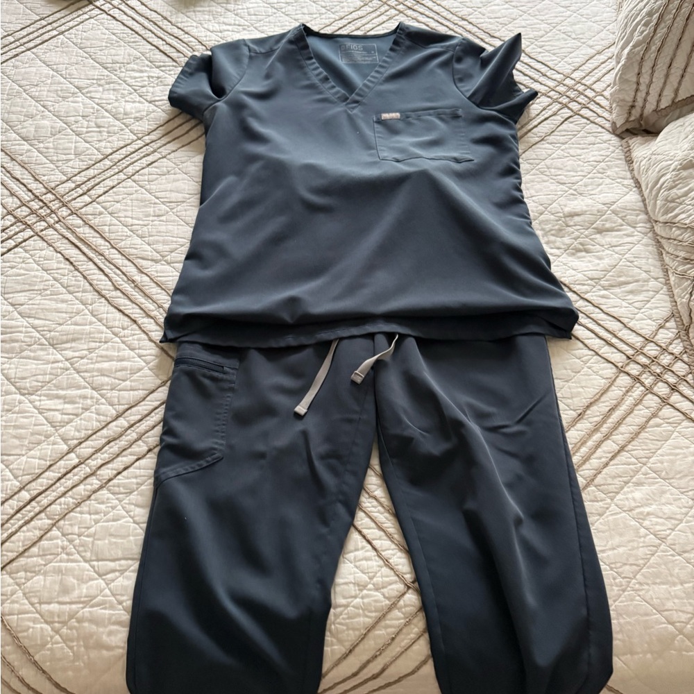 Figs V-Neck Scrub Set in Navy